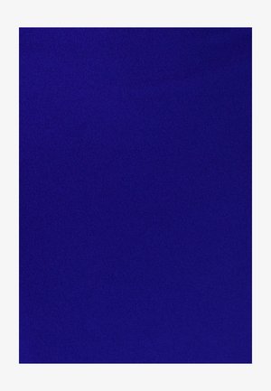 Tejido sólido en un rico color azul real, de textura suave, sin patrones ni acentos visibles.