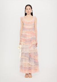 Gelaagde tule jurk met ruffles, in pastelkleuren van roze en lavendel. Scoop neckline, vloerlang, met een vloeiende textuur en minimale details.
