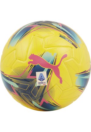 Puma fodbold med en tekstureret gul overflade, dynamiske blå og pink mønstre og Serie A-logo. Krum, traditionel sfærisk form.