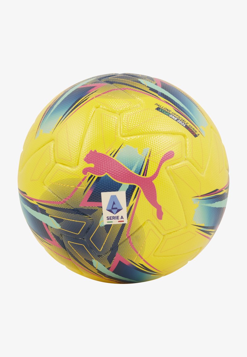 Palla da calcio Puma con superficie gialla texturizzata, modelli dinamici blu e rosa e logo della Serie A. Forma sferica tradizionale e curvata.