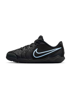Svart atletisk sko med en texturerad yta, utrustad med en ljusblå Nike swoosh-logotyp och en gummisula, designad för prestanda och komfort.