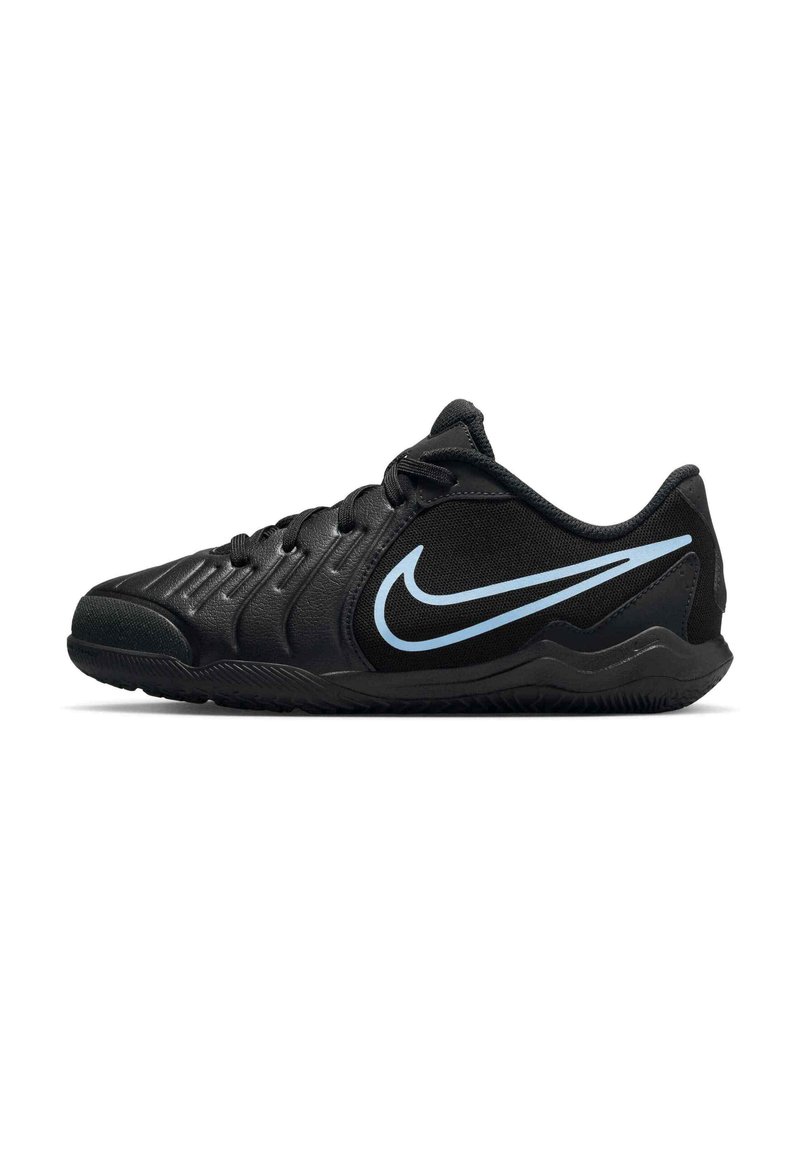 Zapatilla deportiva negra con una superficie texturizada, que presenta un logo de swoosh de Nike en azul claro y una suela de goma, diseñada para el rendimiento y la comodidad.
