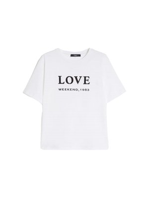 Maglietta bianca a maniche corte con testo nero "LOVE" in grandi lettere e "WEEKEND, 1983" sotto al centro davanti.