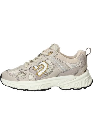 Beige en witte sportieve sneaker met meshpanelen, gevoerde zool, vetersluiting en een gestileerd "C"-logo aan de zijkant.