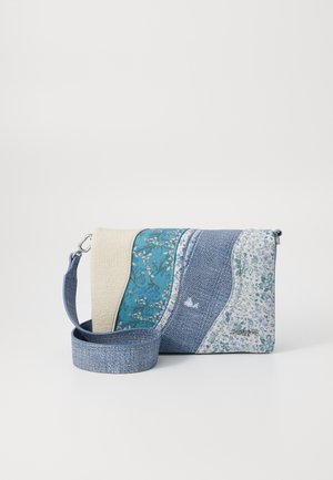 Umhängetasche mit Patchwork-Design aus cremefarbenen, blumigen und Denim-Stoffpaneelen sowie verstellbarem blauen Denim-Träger.