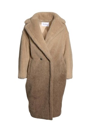 Langer beiger Teddy-Mantel mit weitem Reverskragen, seitlichen Taschen und einem sichtbaren Knopf, aus softem Plüschmaterial.