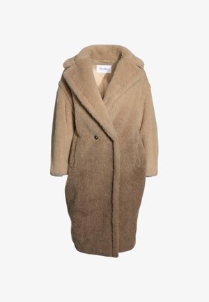 Langer beiger Teddy-Mantel mit weitem Reverskragen, seitlichen Taschen und einem sichtbaren Knopf, aus softem Plüschmaterial.
