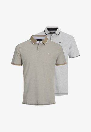 To polo shirts: en khaki med kontrasterende krave og manchetter, den anden lysegrå med mørk kant. Begge har tre knapper og et logo.