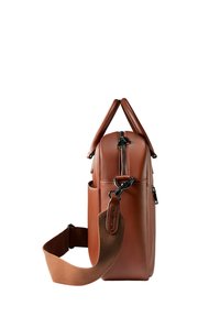 Bolso de cuero marrón con forma estructurada, que cuenta con un cierre de cremallera en la parte superior, un bolsillo lateral y una correa de tela ajustable. Acentos de herrajes negros.