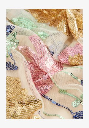 Bež mrežasti materijal s šarenim vezicama cvjetnog uzorka u zlatnoj, ružičastoj, zelenoj i plavoj boji. Sadrži slojevite teksture i složene detalje.