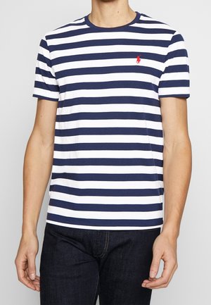 Gestreiftes T-Shirt mit kurzen Ärmeln in Marineblau und Weiß, runder Halsausschnitt, aus Baumwolle, mit kleinem roten Logo auf der linken Brust, normale Passform.