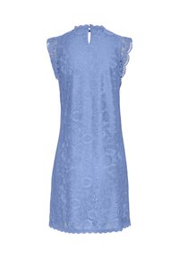 Robe bleue en dentelle sans manches, longueur au genou, avec des bords festonnés et une petite fermeture au dos en forme de trou de serrure.