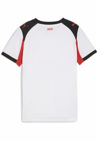 Maglietta sportiva bianca con accenti neri e rossi. Presenta un colletto nero, dettagli rossi sulle spalle e la scritta "MILAN" stampata sul retro.