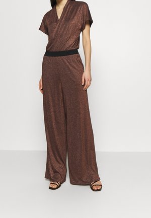 Bronzen glitter jumpsuit met een overslagtop, korte mouwen en wijde broekspijpen; heeft een zwarte elastische tailleband.