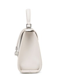 Borsa bianca a forma triangolare, realizzata in ecopelle testurizzata. Dotata di manico superiore e dettagli in metallo argentato.