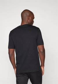 DRYKORN RAPHAEL - Pamata T-krekls - black