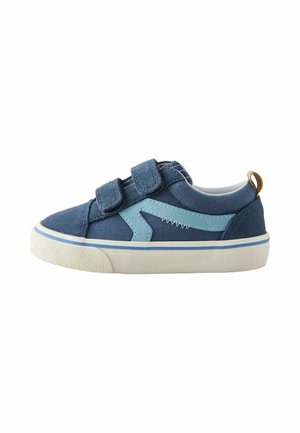 Blauer Kleinkind-Sneaker mit hellblauem Seitenstreifen, zwei Klettverschlüssen, weißer Sohle und braunem Zuglasche an der Ferse.