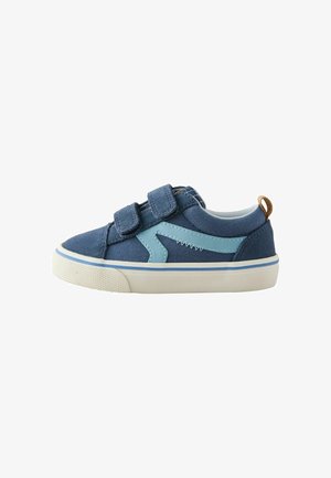 Niebieskie buty sportowe dla malucha z jasnoniebieskim paskiem po boku, dwoma paskami na rzepy, białą podeszwą i brązową pętelką z tyłu.
