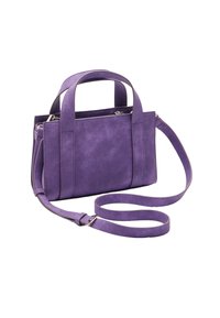 Fioletowa torebka z zamszu o strukturalnym designie, z dwoma uchwytami u góry, odpinanym paskiem na ramię oraz zamknięciem na zamek.