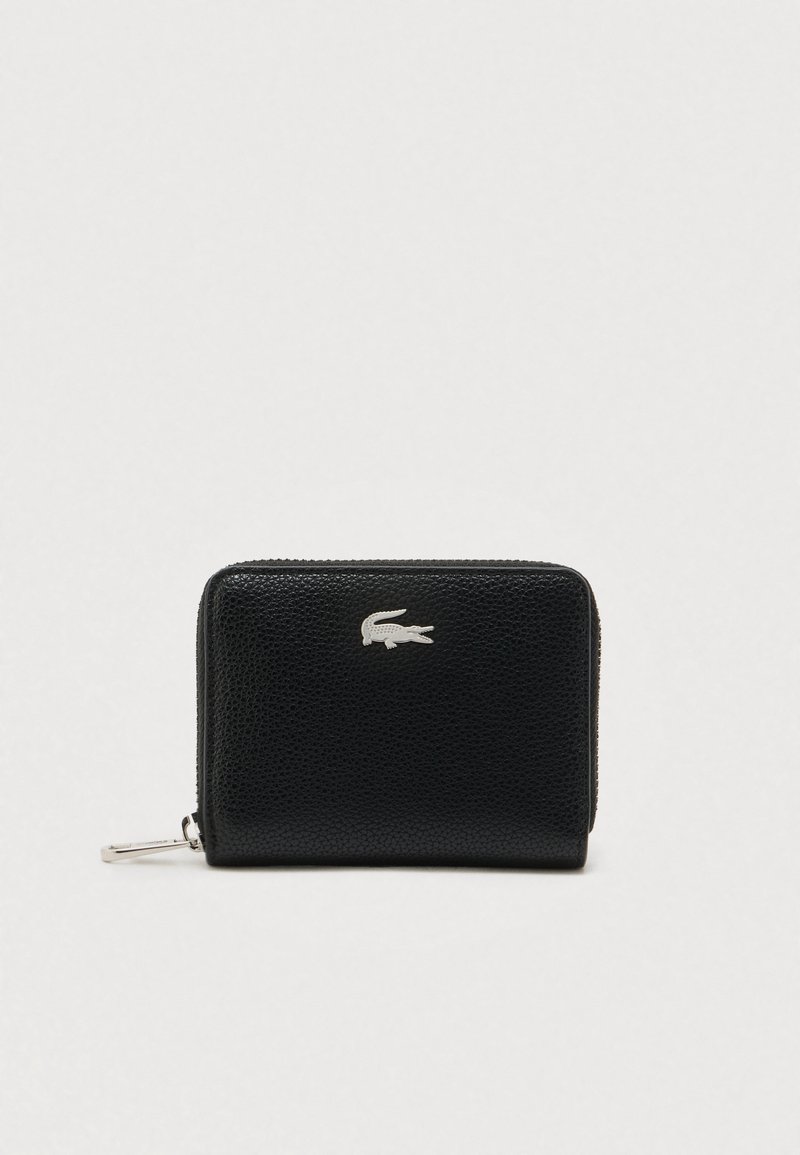 Cartera compacta de cuero negro texturizado con logo de cocodrilo plateado y cierre con cremallera alrededor, sobre fondo liso.