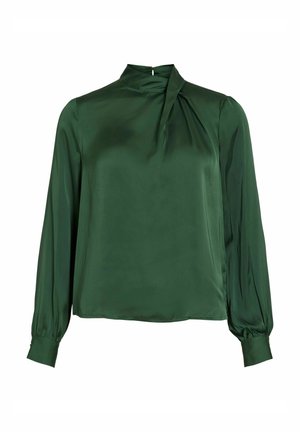 Groene satijnen blouse met een hoge halslijn, geplooide details aan de voorkant en lange mouwen met knoopmanchetten. Glad textuur en relaxte pasvorm.