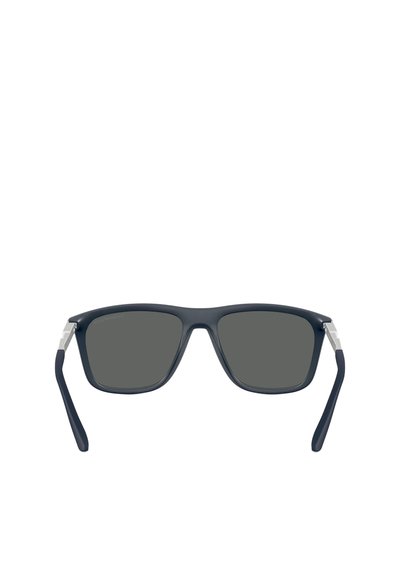 Occhiali da sole con montatura quadrata, finitura opaca blu navy, lenti scure e dettagli in metallo color argento sulle cerniere, dotati di aste dritte in materiale gommoso.