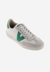 Baskets blanches avec des accents en suède vert, des détails texturés et un système de laçage. Comprend une étiquette logo et une semelle en caoutchouc.