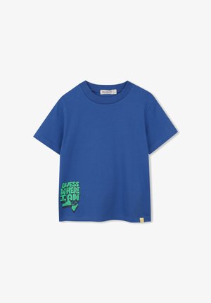 T-shirt en coton bleu avec un imprimé graphique vert et le texte « DEVINE OÙ JE SUIS » sur le côté inférieur gauche. Manches courtes et col rond.