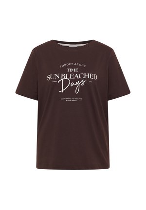T-shirt marron foncé à manches courtes avec texte blanc indiquant « Oublie le temps, jours décolorés par le soleil » et texte plus petit mentionnant l’Attique, Grèce.