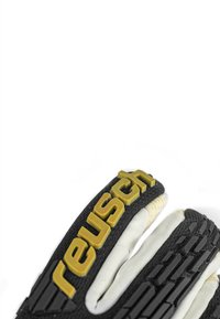 Schwarzer Torwarthandschuh mit strukturierter Griffoberfläche, gelbem "Reusch"-Logo und gepolsterten weißen Akzenten für verbesserten Sitz und Schutz.