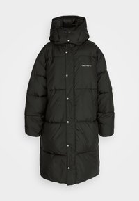 Zwarte pufferjas met een hoge kraag en capuchon, met een knoopsluiting, zijzakken en een doorgestikte textuur. Carhartt-logo zichtbaar.