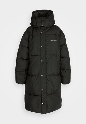 Zwarte pufferjas met een hoge kraag en capuchon, met een knoopsluiting, zijzakken en een doorgestikte textuur. Carhartt-logo zichtbaar.