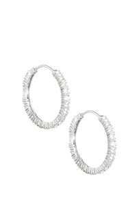 Orecchini a cerchio in argento con gemme trasparenti disposte in una linea continua, texture caratterizzata da forme rettangolari e rotonde alternate.