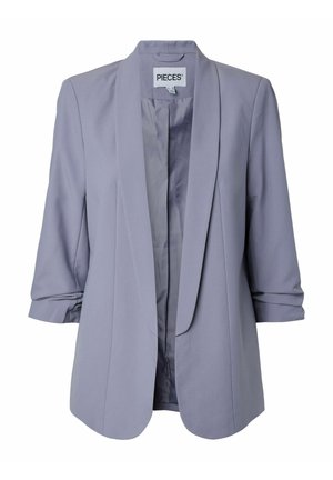 Blazer pour femmes de couleur violet clair avec des manches trois-quarts froncées, devant ouvert et col à revers lisse, étiquette "PIECES" à l'intérieur de l'encolure.