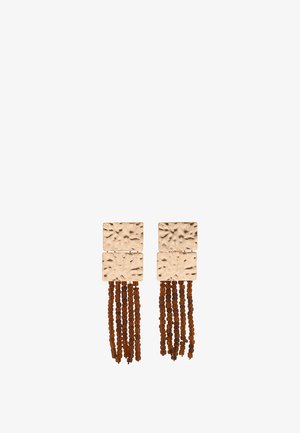 Złociste, młotkowane kwadratowe kolczyki z pięcioma rzędami małych brązowych koralików zwisających jak frędzle.