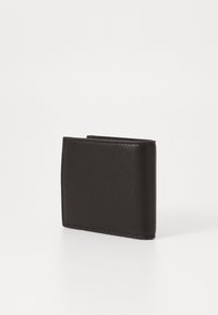 Carteira de couro preto com acabamento texturizado. Design de dobra bivalve, apresentando bordas cosidas e uma forma compacta e retangular.