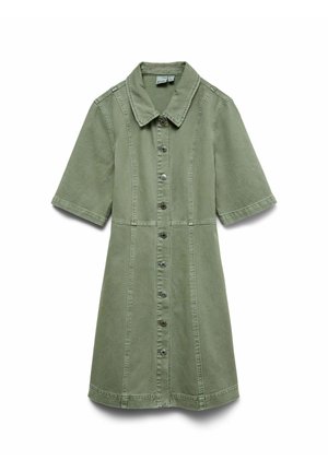 Robe à manches courtes vert olive avec boutons à l'avant, col et coutures apparentes, suspendue sur un fond blanc.