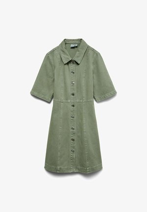 Robe à manches courtes vert olive avec boutons à l'avant, col et coutures apparentes, suspendue sur un fond blanc.