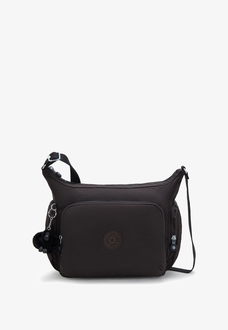 Borsa a spalla in tessuto marrone scuro con un comparto principale con zip, tasca frontale e un ciondolo decorativo in pelliccia attaccato. Design semplice, tracolla regolabile.