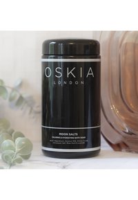 Conteneur cylindrique noir avec du texte blanc, étiqueté "MOON SALTS." Comprend des détails sur le bain apaisant, surface lisse et design simple.