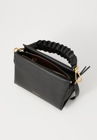Schwarze Lederhandtasche mit einem geflochtenen Tragegurt, ausgestattet mit goldfarbenen Beschlägen und zwei Reißverschlussfächern. Glatte Textur mit einem schlichten Design.