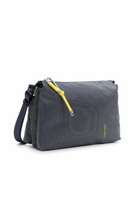 Borsa a spalla in tessuto blu navy con finitura testurizzata, accentuata da una cerniera gialla e hardware in argento. Forma rettangolare con tracolla regolabile.