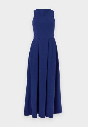 Robe longue bleu marine avec un corsage ajusté, un col bateau et une jupe plissée. Fabriquée à partir d'un tissu lisse sans motifs ou accents visibles.