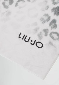 Hallide leopardimustriga sall hallil taustal, mille ühes nurgas on must "LIU·JO" logo. Pehme kangas ja friteeritud ääred.
