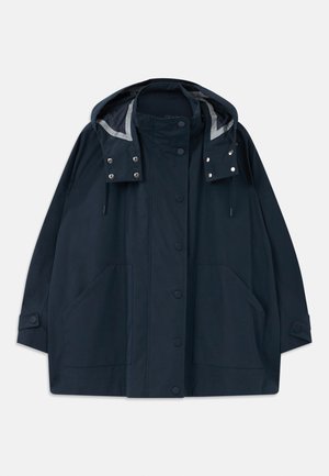 Parka de pluie bleu marine foncé à capuche avec des boutons pression à l'avant, de grandes poches latérales, des cordons réglables et des poignets à boutons.
