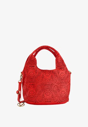 Sac en cuir rouge avec des motifs floraux découpés au laser, deux poignées supérieures, une bandoulière réglable et des accents en métal doré.