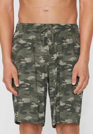 Mann trägt grüne und graue Shorts mit Camouflage-Muster, Kordelzug und elastischem Bund, gezeigt von der Taille bis zu den Knien.