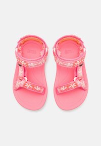 Sandalias de color rosa brillante con tiras ajustables con estampado floral y plantillas acolchadas, mostradas desde arriba sobre un fondo blanco.