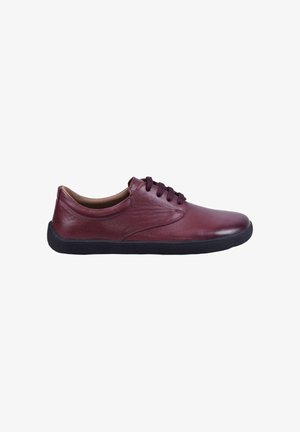 Chaussure Oxford casual à profil bas en cuir bordeaux foncé avec semelle noire et lacets assortis, vue de côté droit.