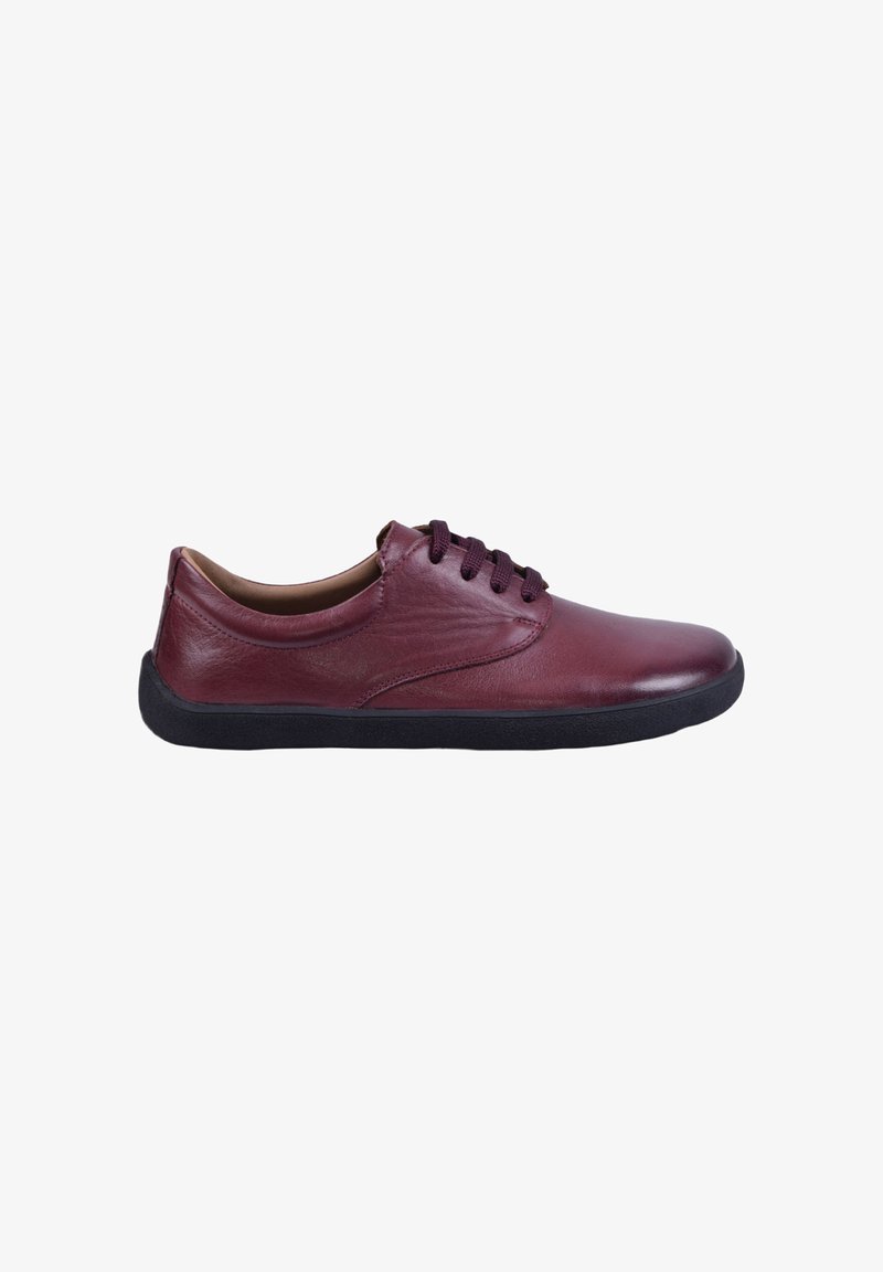 Chaussure Oxford casual à profil bas en cuir bordeaux foncé avec semelle noire et lacets assortis, vue de côté droit.